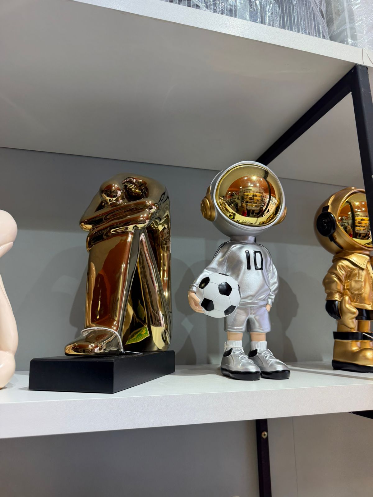 Peças decorativas metálicas em curadoria Essência Decor